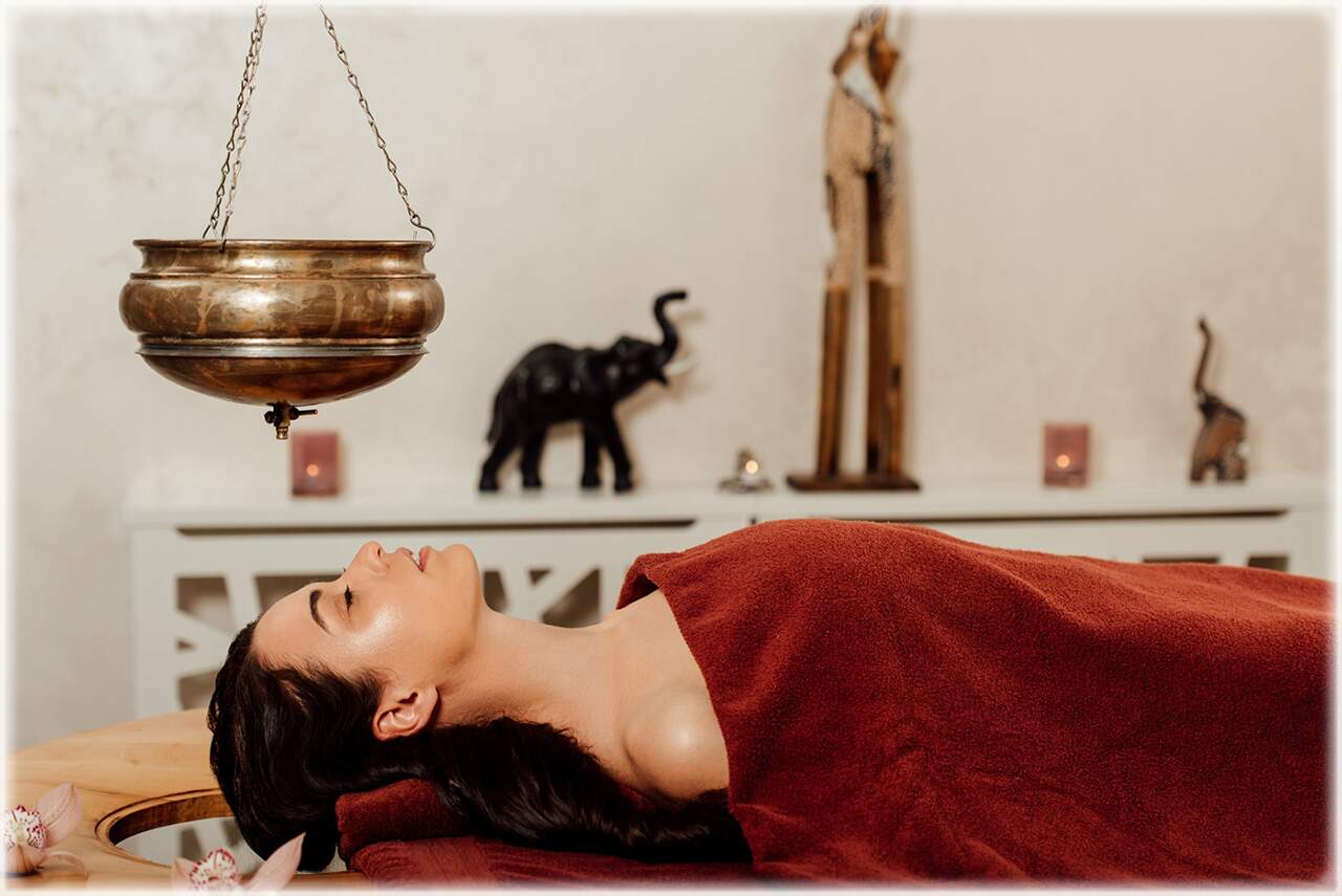 Shirodhara – tok teplého oleje na čelo