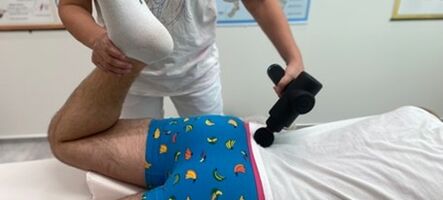 Uvolňovací techniky masážní pistolí před chiropraxí